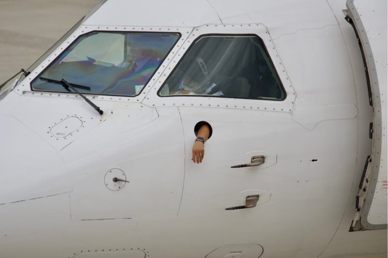 Ryanair pilots hi-five at 30,000ft